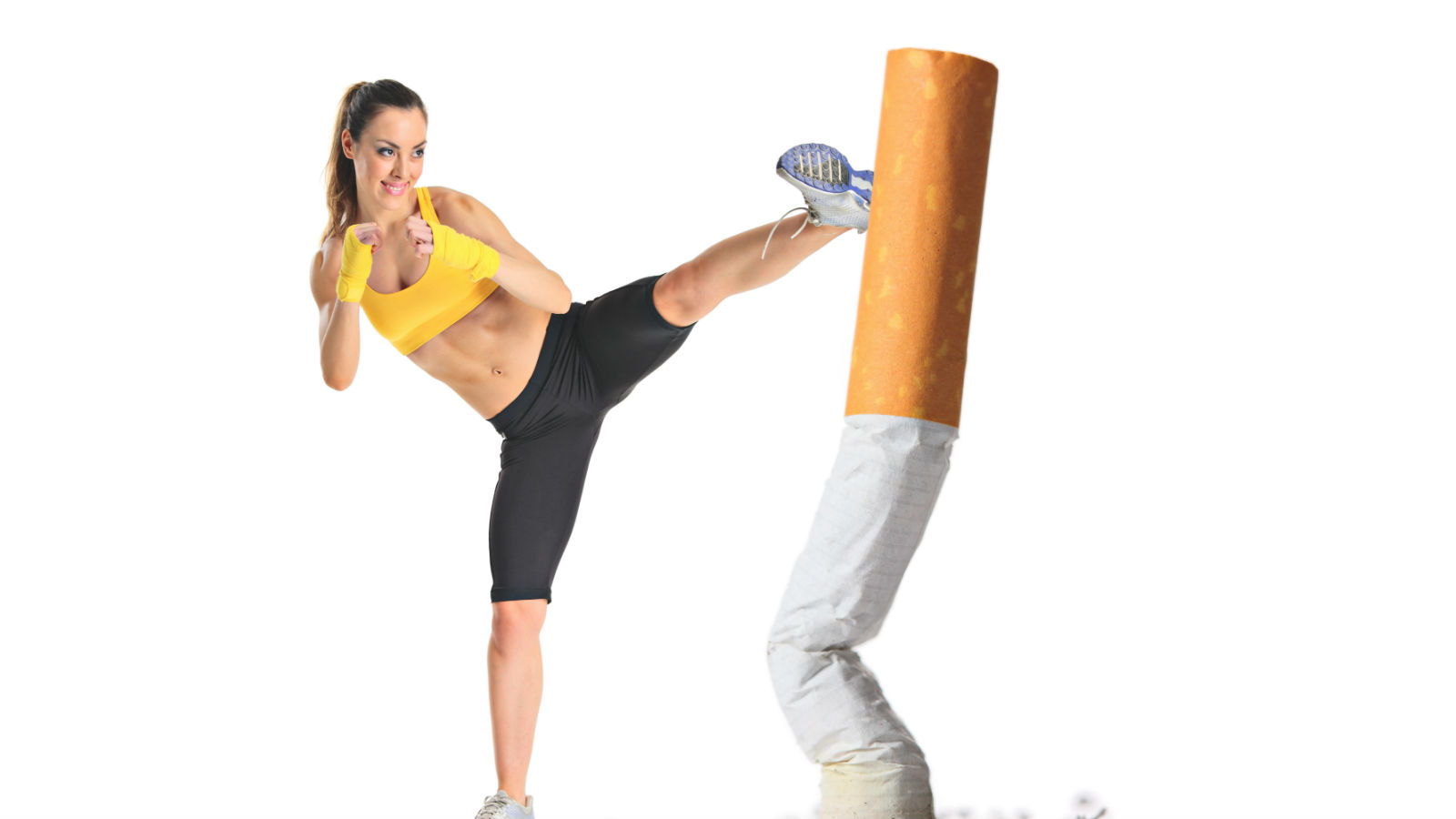 Mujer pateando un cigarro 