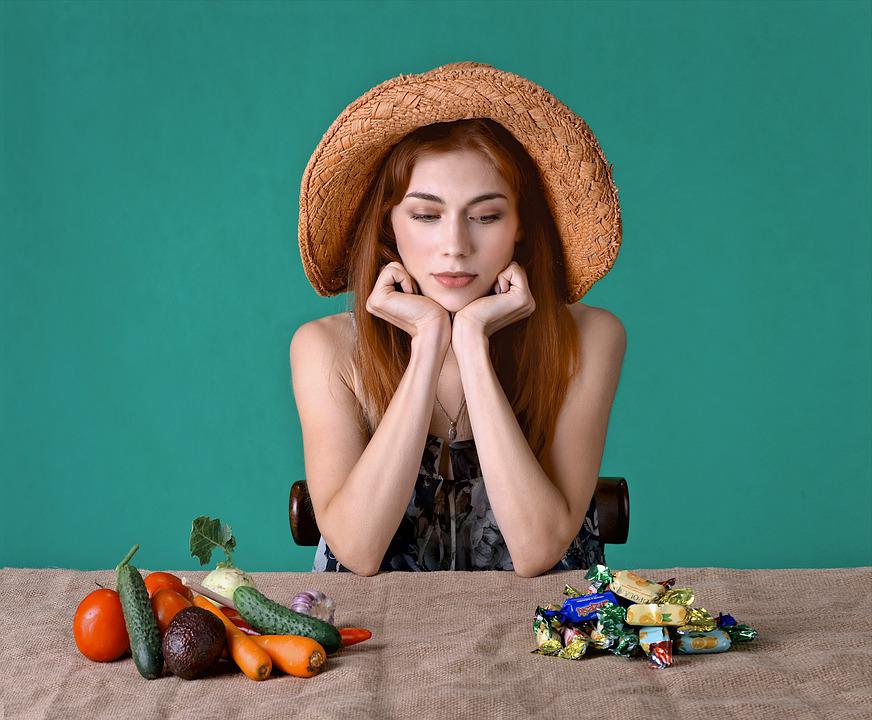 Mujer viendo alimentos con calorías