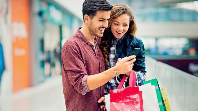 hombre y mujer comprando en temporada de oferta