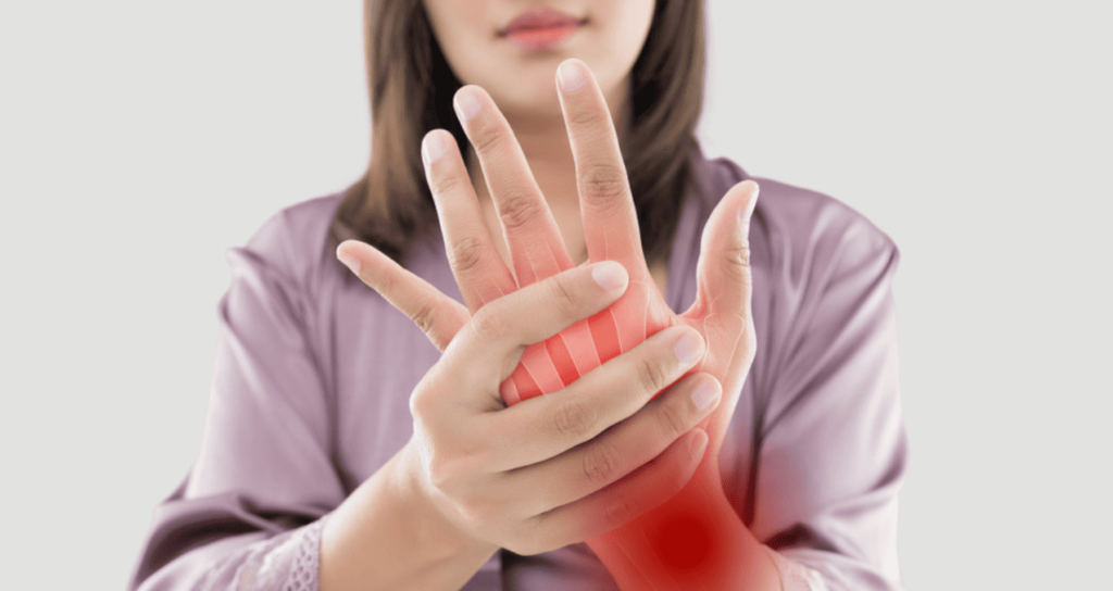 mujer con dolor de manos