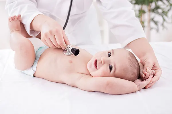 Bebé en revisión médica
