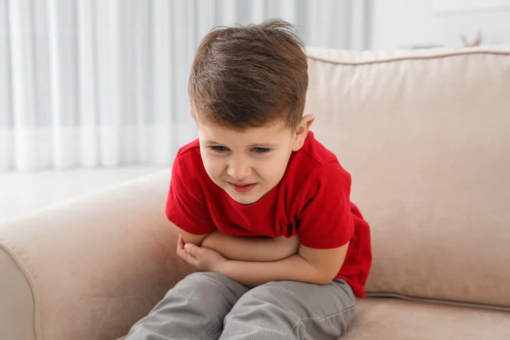 niño con dolor de estomago