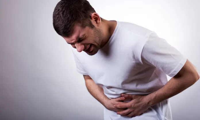 hombre con dolor de estomago