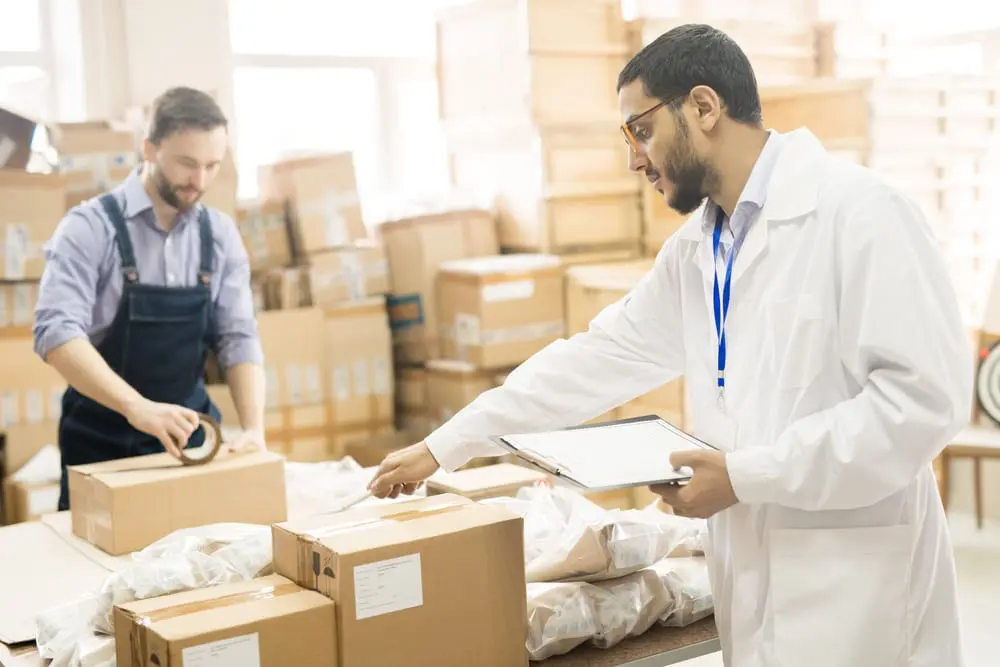 doctor colocando medicamento en una caja
