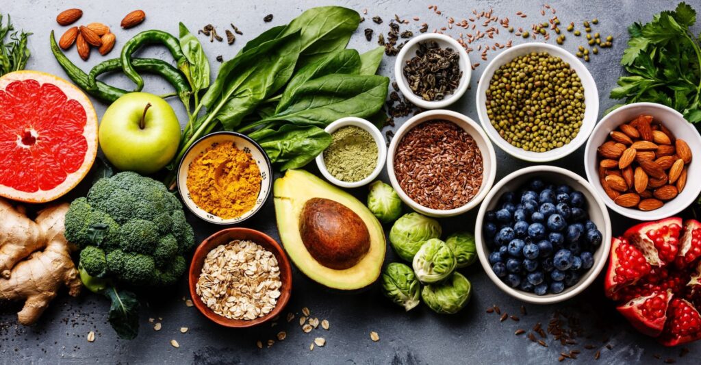 frutas y verduras sobre una mesa