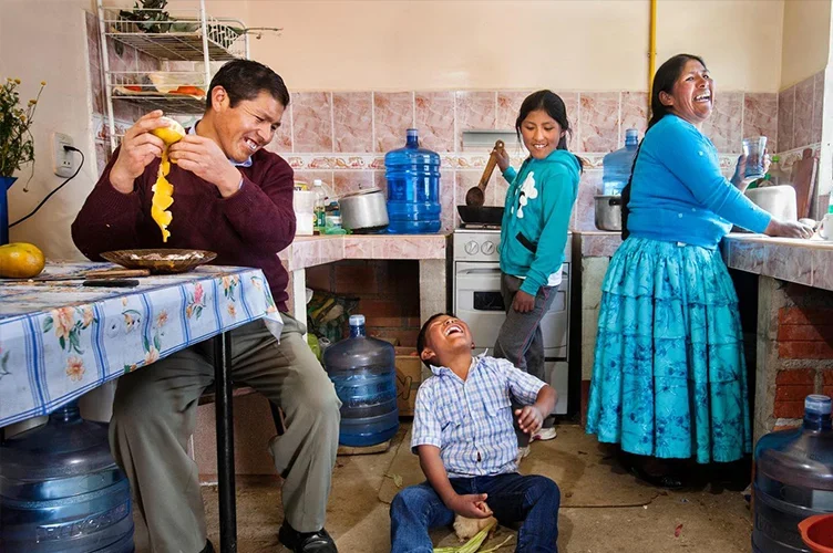 familia tomando agua
